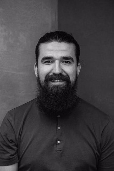Valentyn, Założyciel, barber i człowiek stojący za tym miejscem, Horizon Barbershop & Coworking Kraków